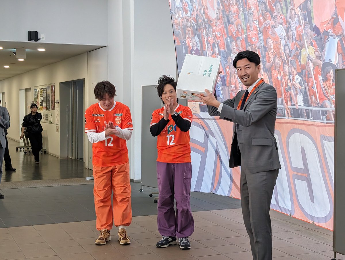 BondsRenofa's tweet photo. 2024.4.14　ザスパ群馬戦

TeamBONDSのミーティングに
#ぺこぱ のお二人も参加☺
楽しい楽しいミーティングでした🤣

ぺこぱのお二人に毎試合来てほしい❗
そんな1日でした✨

提案✋
今度は📺「#ぺこぱのぱこぺ」で
BONDSと一緒に活動とかどうですか？
#レノファ山口 https://t.co/B5FUIBR2Zx