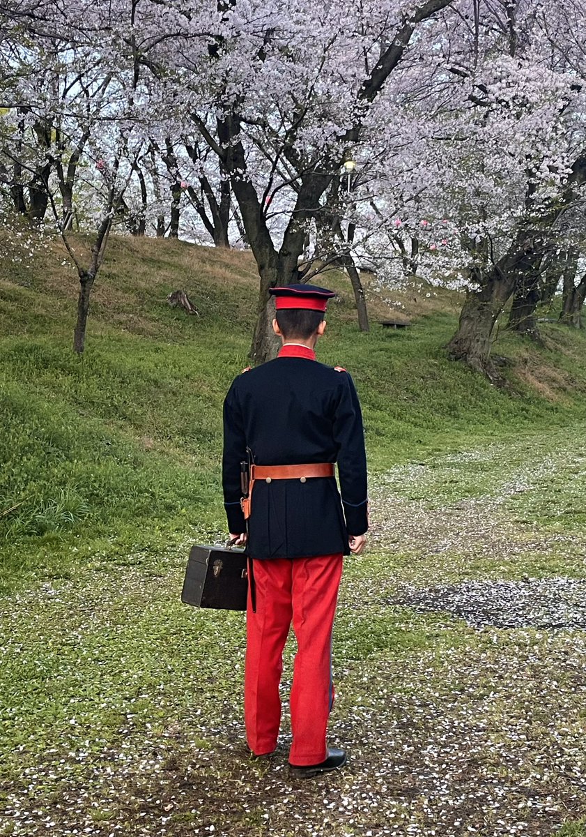 大正8〜11年頃の海軍軍楽隊と、
明治45〜大正11年頃の陸軍軍楽隊の軍装（冬服）
この頃の写真だと赤色が黒く写るため写真を見ても本当の色が分からないが、実はかなり華やいでいた。