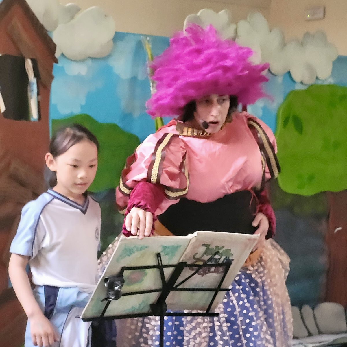 StaMMicaela's tweet photo. 🎭✨ ¡Una experiencia teatral inolvidable para nuestros alumnos de primaria! 🎬🌟 Disfrutaron viendo la obra “The Ogres” en inglés y quedaron fascinados con la actuación. ¡La magia del teatro enriqueciendo nuestras aulas! 📚👏 #TheOgres 🎟️📖

#colegioshhcc #educaciónvicenciana https://t.co/YKLIC3BjmG