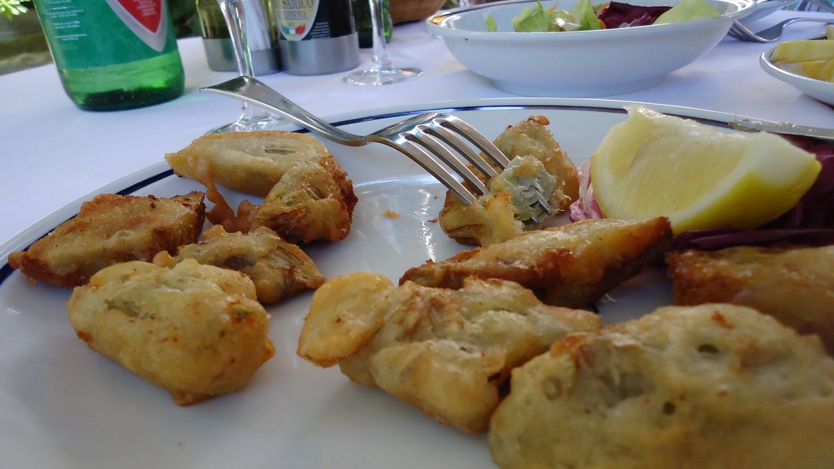 Carciofi fritti 🍴🫒☀️

#whatsforlunch #whatsfordinner #cucina #italy #carciofi #foodphotography #foodies #tft #cuisine #tasty #travelphotography #food #wineoclock #foodie #sundayyellow #winelovers #fried #artichoke