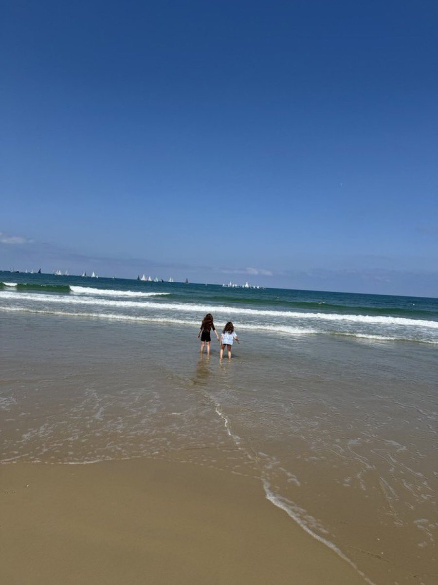 Ce matin, #TelAviv son ciel bleu, ses enfants...🙏💕 Oui, #Israel vivra...🇮🇱 Malgré les 'fous de Dieu' et leurs missiles ! #AmIsraelHai #IranAttack #HamasTerrorists