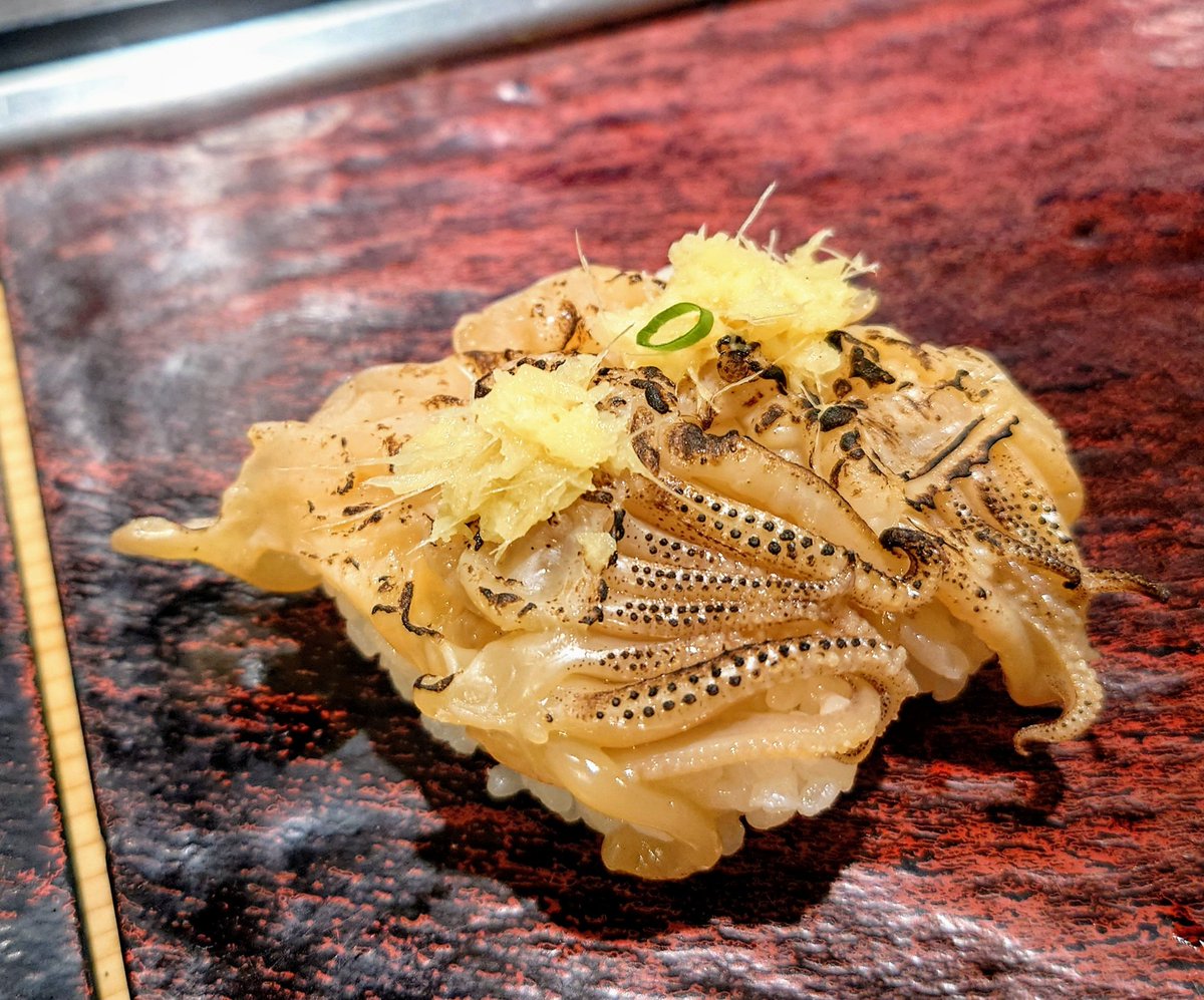 炙ったイカ下足を生姜でいただきます。

#昼飲み #朝飲み #食べ歩き #飲み歩き #東京グルメ #新宿 #寿司