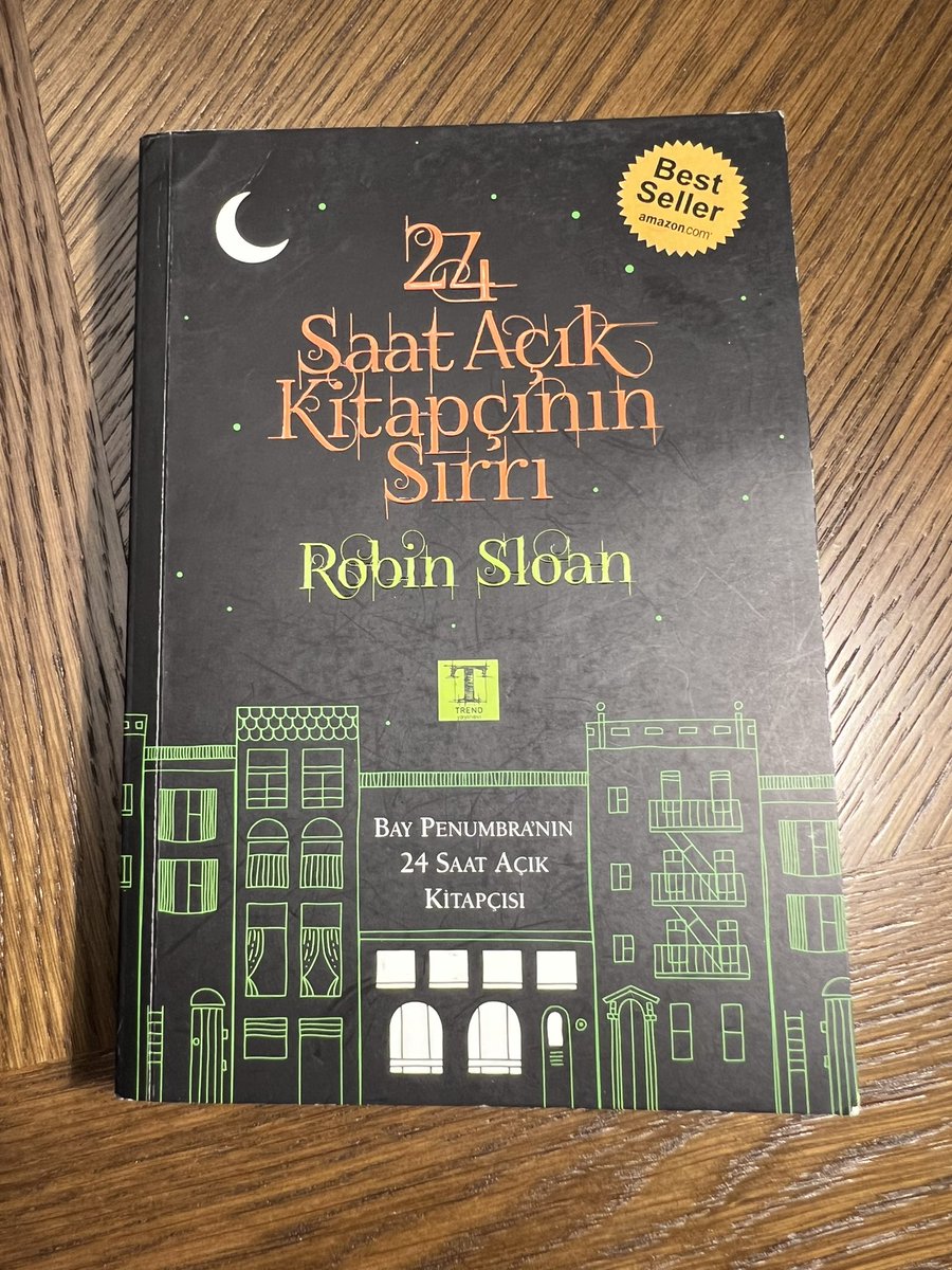 Kitap Tavsiyesi 209: Üzerinden yüzyıllar geçse de kitapların ve kitapçıların eskimeyen heyecanı ve gizemi. Ne gelişen bilgisayar teknolojileri, ne Google ne de dijital kitaplar bize kitap kokusunun verdiği şifreli mesajları ve dostlukları veremez.