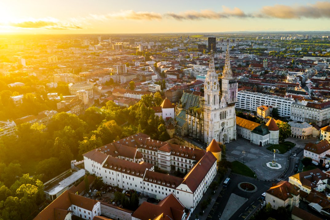 „Grade, grade moj Sunce nek’ sreće ti sja.” Dobro jutro, Zagrebe 💙 #IznadSvihZagreb @zagreb_tourist