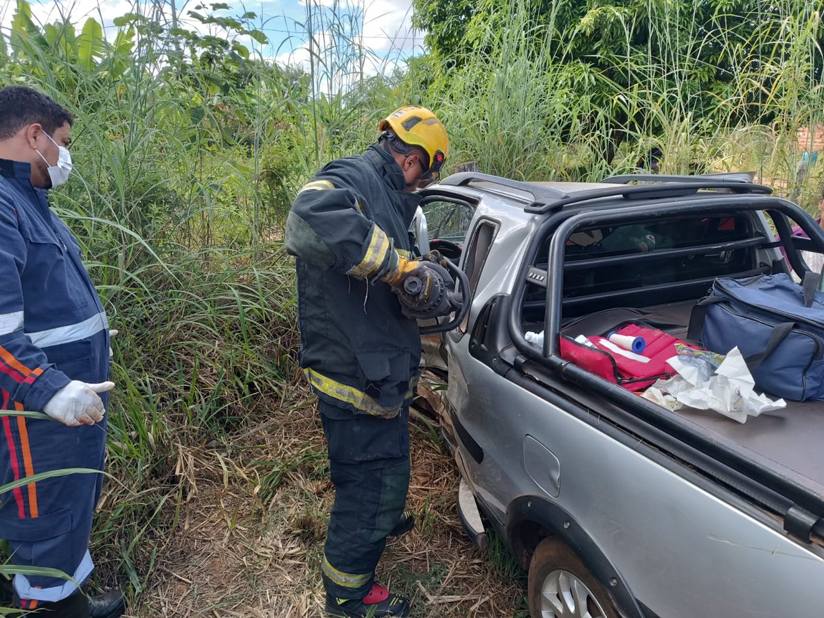 Na tarde de sábado (13), #Bombeirosmg em Bocaiúva, atenderam vítimas de colisão entre automóveis, no km 09 da LMG 651, zona rural do município. Os condutores dos veículos (ambos Fiat Strada) foram socorridos e transportados para o Hospital Regional de Bocaiúva, Doutor Gil Alves.