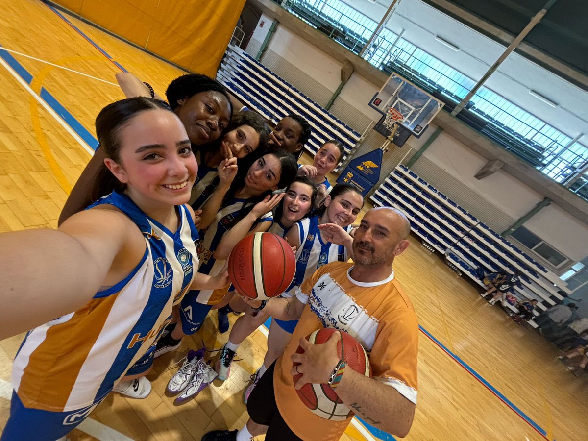 HuelvaComercioL's tweet photo. 🏀 El Cadete femenino sigue con un gran trabajo gracias a un gran grupo que representa los valores del Club. Nuevo partido frente a Aljaraque en el que no hemos podido llevarnos la victoria. Sí ha ha ganado el Senior masculino que entrena Nino Gemio en su partido frente a Mazagón https://t.co/XAplRhSUDe