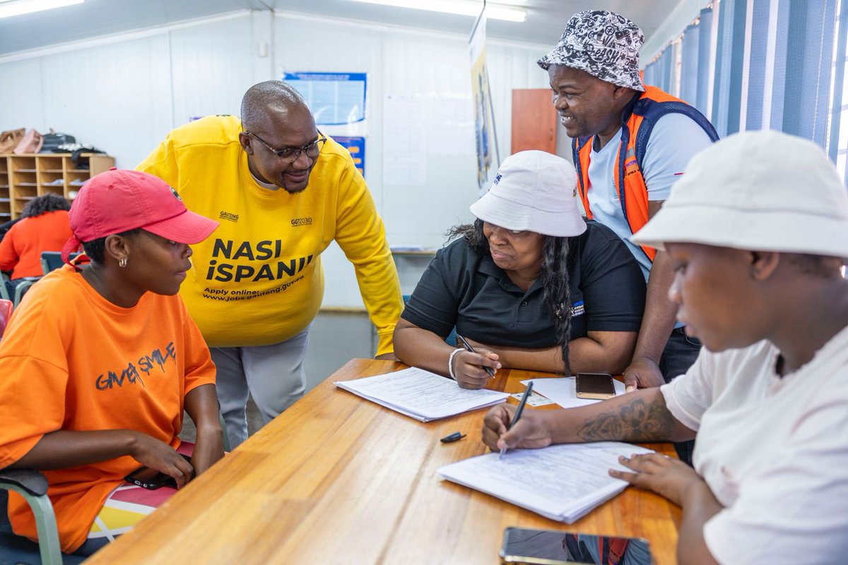 It’s Day 2 of the Jobs and Skill Programme where MEC @MziKhumalo_ is conducting a site visit in Sidibeng. Almost 4000 physical applications received across Gauteng. Beneficiaries who went out to register speak for themselves. #iCrushNoLova #NasiiSpani