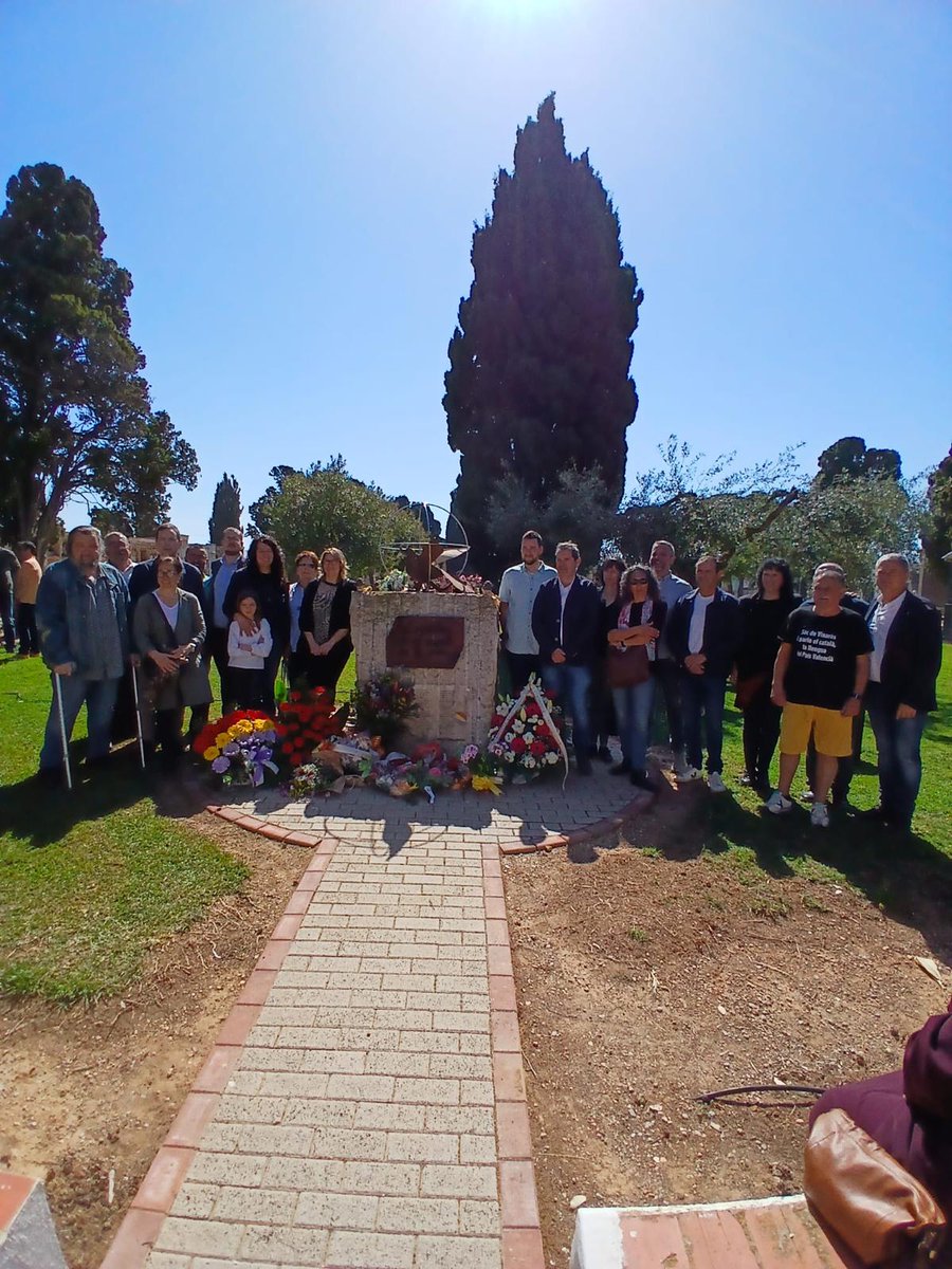 Avui @govterresebre i familiars i representant de 10 municipis ebrencs hem participat de l’homenatge dels 36 ebrencs afusellats i soterrats a la fossa comuna del cementiri de Vinaròs. Honor i glòria