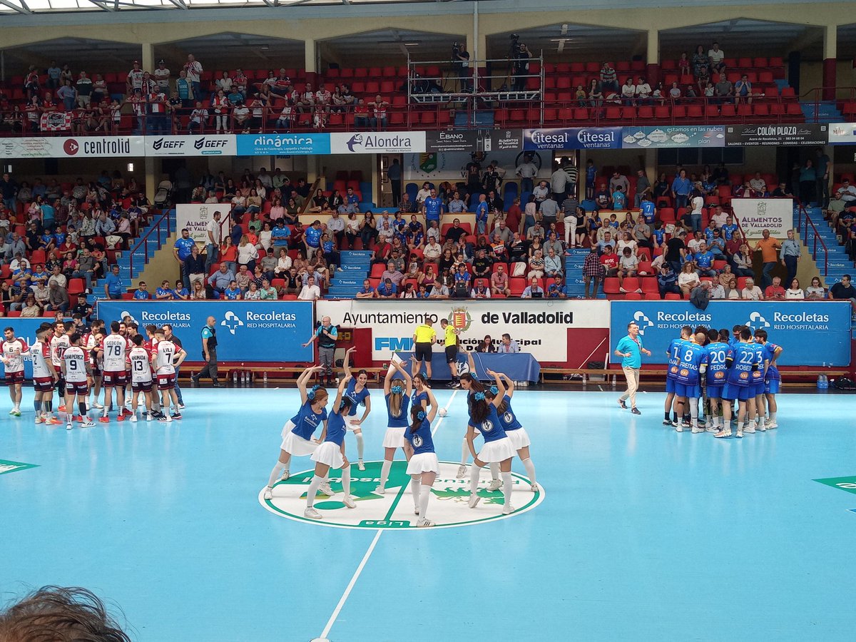 2Solete's tweet photo. Min. 29:43 , @atlvalladolid  15 - 12 @BalonmanoNava
Tm local con @Pucela_Dance https://t.co/b0irLBG3ch