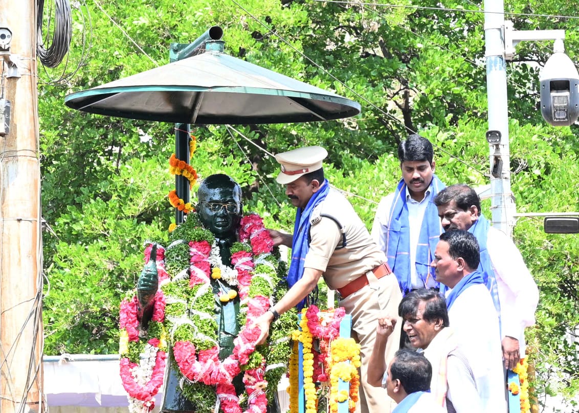 డా.B.R అంబేద్కర్ గారి జయంతి సందర్భంగా వికారాబాద్ పట్టణం లోని ఆయన విగ్రహానికి పూలమాల వేసి నివాళులు అర్పించిన జిల్లా ఎస్పీ గారు.@TelanganaCOPs @TelanganaDGP #AmbedkarJayanti #VKBPolice