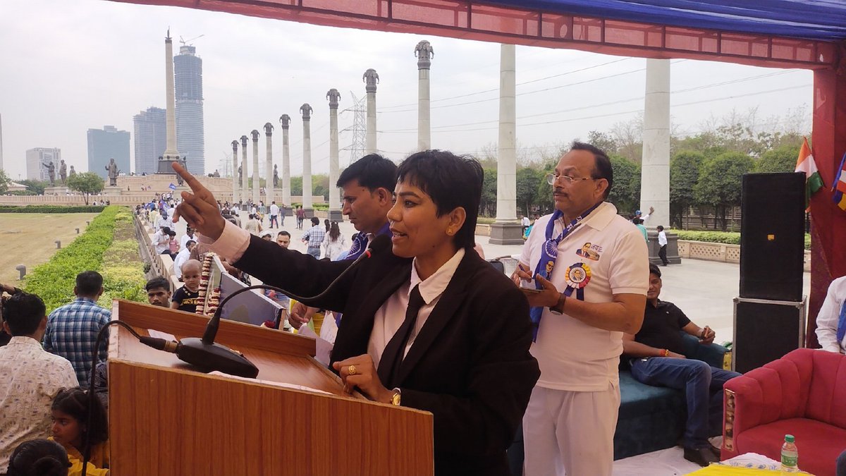 नौयडा दलित प्रेरणा पार्क में आज सुबह अम्बेडकर जयंती को सम्बोधित किया। अभी एक अन्य प्रोग्राम में हूँ शाम को गाजियाबाद कार्यक्रम में रहूंगी। बहन जी के शासनकाल मे बना पार्क बेहद विशाल और खूबसूरत है उनकी दुरदर्शो सोच का लाभ समाज उठा रहा है पार्क में सुबह से शाम तक लाखो लोग आते हैं।