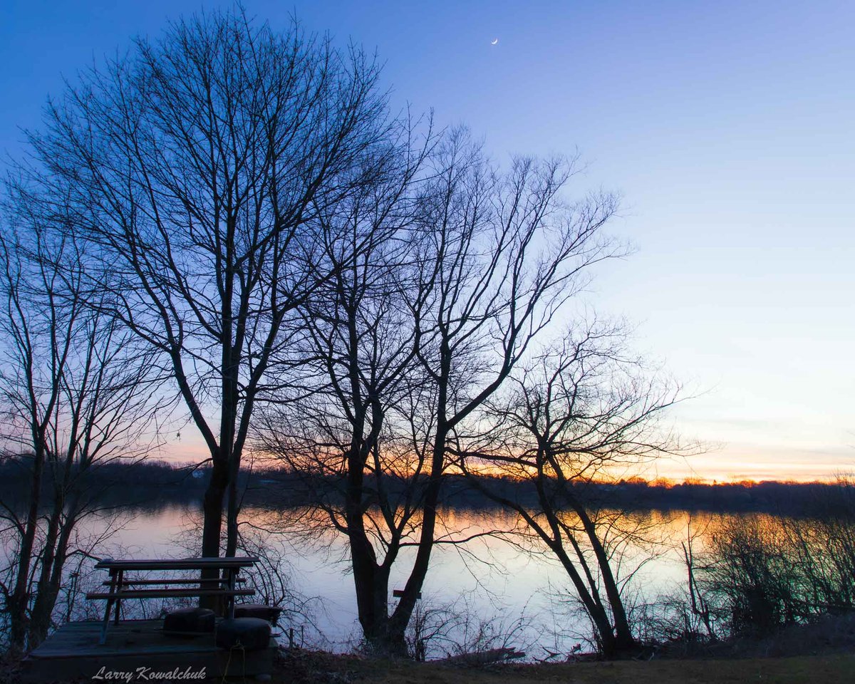 A Picnic Table with a View
As the Sun sets, and the light of dusk cast it’s shadows, this is a great spot for a candle and glass of wine with someone special #NatureLover #NaturePhotography #sunsetphotography #OntarioCanada #ThamesCentrePhotographer #Romantic