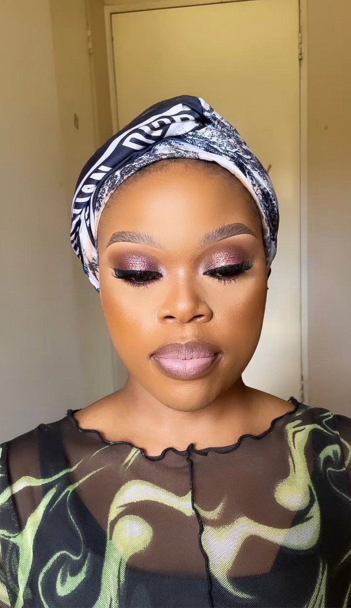 Hey guys I'm a Fourways Based makeup artist. I do call-outs for  @R750  ( makeup +call out) if you live in the Northern suburbs of Joburg💜 . See bio for more information 💜