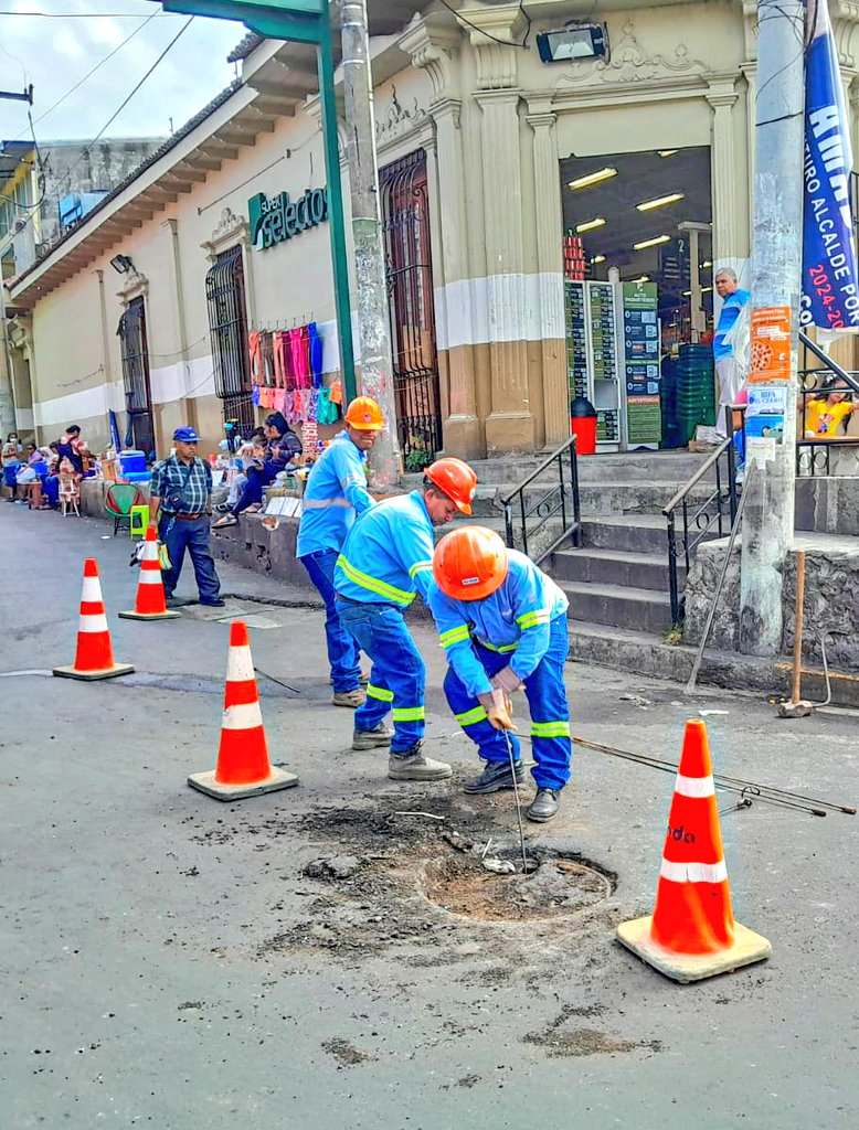 #Hidronautas de la Región Metropolitana realizan trabajos de desobstrucción en colector de aguas residuales ubicado en: 📍 Barrio El centro y calle Matías Delgado, Guazapa.