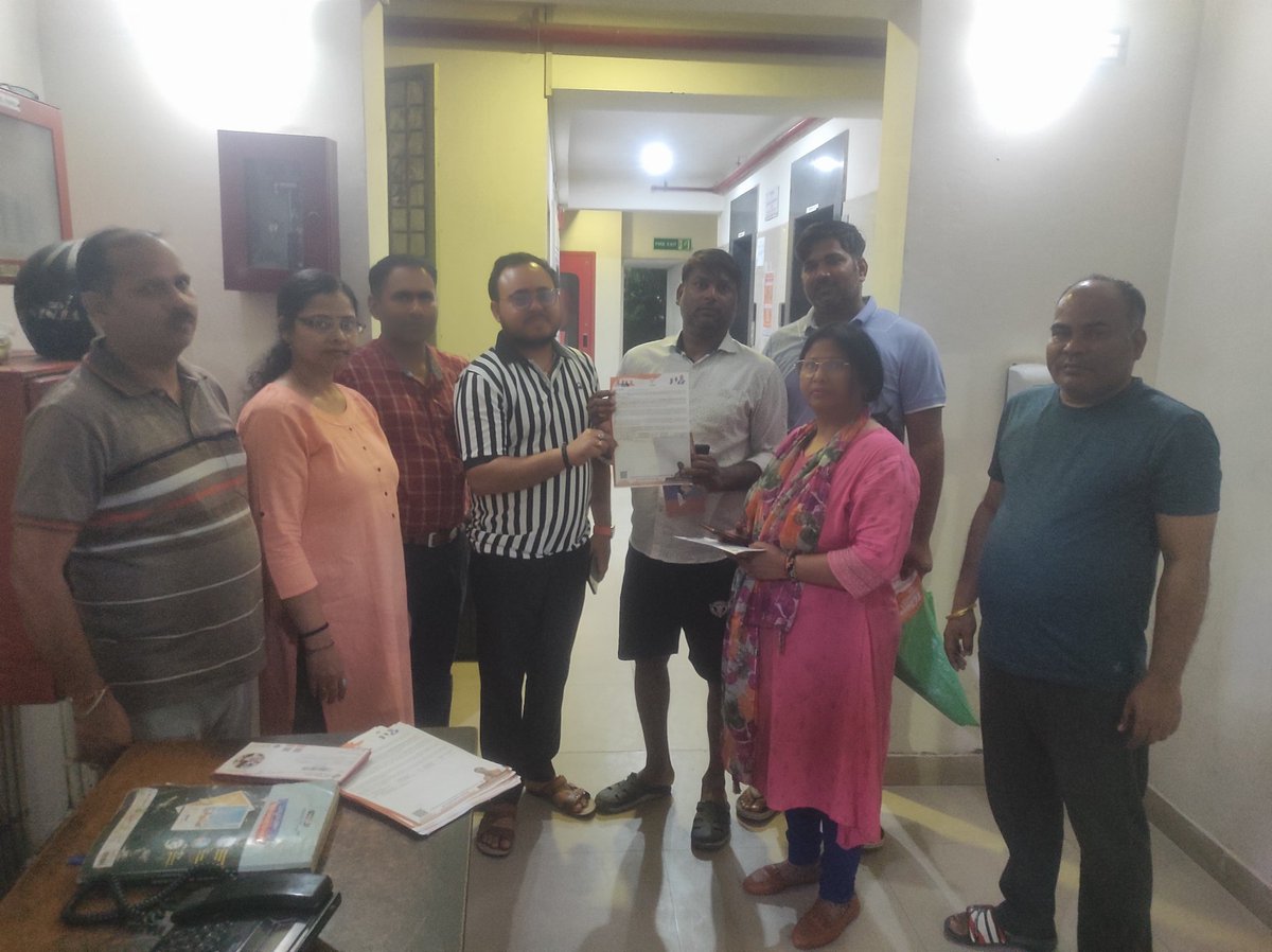 आज पुनः सबके घर जाकर वोटर आईडी कार्ड और सांसद ऑफिस से प्राप्त हुए वोटर स्लिप वितरित किया साथ ही सभी से सांसद dr. महेश शर्मा जी को वोट देकर विजई बनाने का अनुरोध किया
जय भाजपा तय भाजपा
<a href="/narendramodi/">Narendra Modi</a> 
<a href="/BJP4India/">BJP</a> 
<a href="/dr_maheshsharma/">Dr. Mahesh Sharma</a> 
<a href="/OfficeMahesh/">Office of Dr Mahesh Sharma</a>