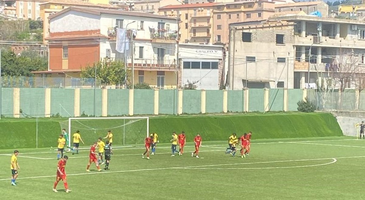 zazoomblog's tweet image. Calciatore 17enne perde i sensi salvato dal medico del Foggia. Il racconto del medico - #Calciatore #17enne #perde #sensi zazoom.it/2024-04-14/cal…