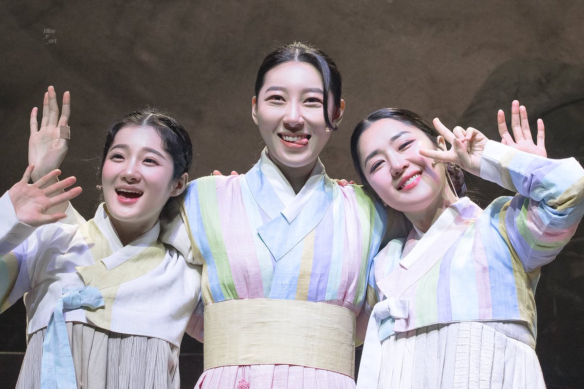 Hlov_e_art's tweet photo. 240414밤 여기, 피화당 무대인사
최수진 가은비 | 장보람 매화 | 곽나윤 계화

이야기 속의 우린 웃으며 마지막 인사를 해 https://t.co/b28ORi50Fg