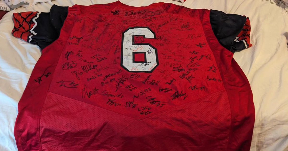 I got my @utahfootball football jersey signed by the football team before the #22Forevergame at the @UtahCrimson event  and can't wait to wear it this coming up football season #22forever @utahathletics #LLTJ #LLAL