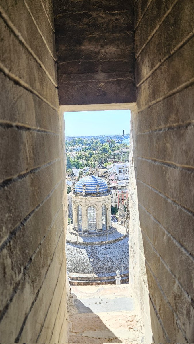 Uitzicht vanuit de Giraldatoren in Sevilla, september 2023. #camer_a_pril de leuke fotochallenge van @jolandabrwr heeft vandaag het thema #Doorkijkje