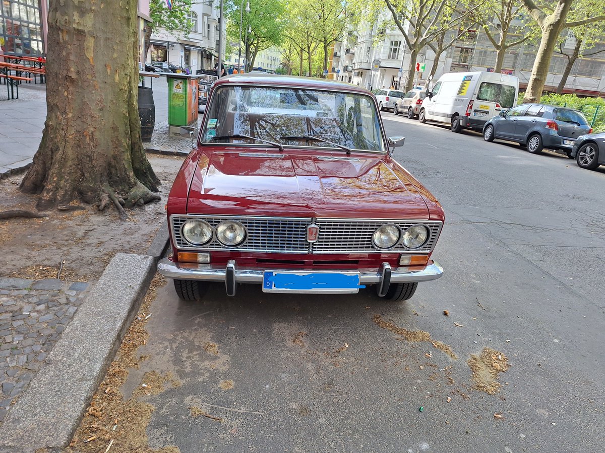berlinerspargel's tweet photo. Bekanntmachung  

Wie hoffentlich unser @Real_Honecker
schon mitbekommen hat, sind aufgrund des Umsatzeinbruches bei den Elektroautos nochmal die AwtoWAS - Werke Toljatti aktiviert worden. Somit steht der Schiguli wieder dem Volk zur Verfügung. Ein paar Exemplare verkehren schon! https://t.co/IOj4mqWknC