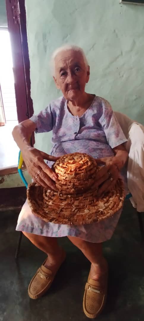 VillegasPoljak's tweet photo. La señora Chepita, artesana, fabrica sombreros con hojas de cambur. La Gran Misión Viva Venezuela, mi Patria querida, fue a registrarla hasta su casa en el municipio Tulio Febres Cordero, estado Mérida.

#FelizDomingo
#14Abr
#Venezuela https://t.co/g803nvVafd