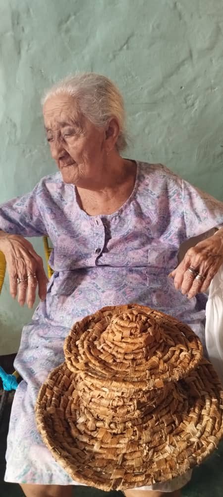 La señora Chepita, artesana, fabrica sombreros con hojas de cambur. La Gran Misión Viva Venezuela, mi Patria querida, fue a registrarla hasta su casa en el municipio Tulio Febres Cordero, estado Mérida. #FelizDomingo #14Abr #Venezuela