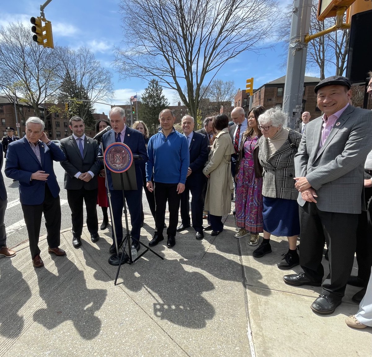 Councilman James Gennaro announces street naming in honor of late Assemblymember & QC alumna Nettie Mayersohn. Many elected officials below with President Wu. ⁦@frankhwu⁩ ⁦@QC_News⁩ ⁦@QNS⁩ ⁦@QCToday⁩ ⁦@QCAlumni⁩ ⁦@Rebecca76AD⁩