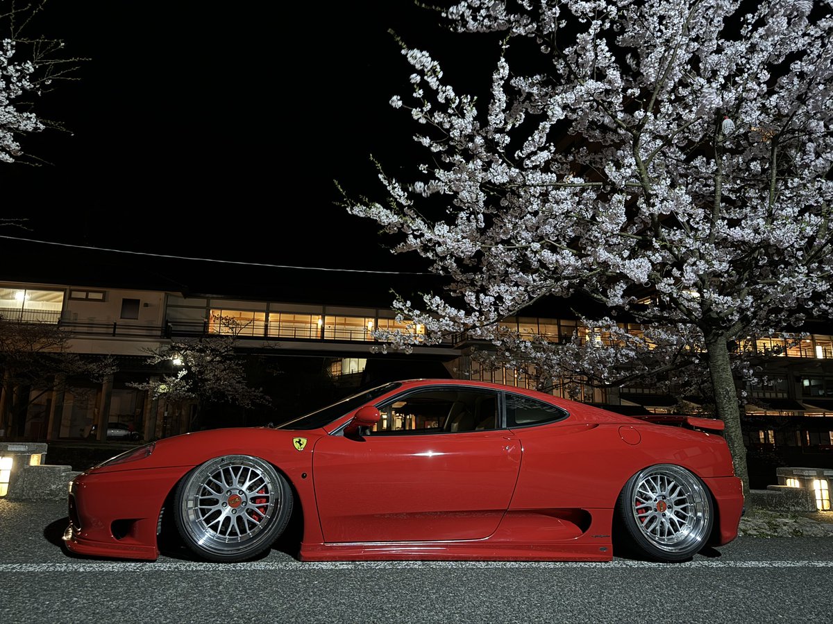 桜とフェラーリ