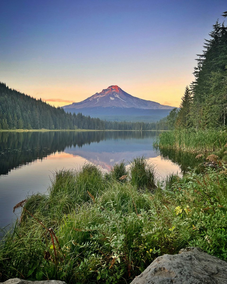 Located 90 minutes from Portland, Oregon, Mount Hood offers scenic recreation ranging from camping, hiking and fishing to nearly year-round skiing. Tagging @LiveaMemory, @sl2016_sl, @leisurelambie & @FitLifeTravel for #SundaySunsets #Sunset #MountHood