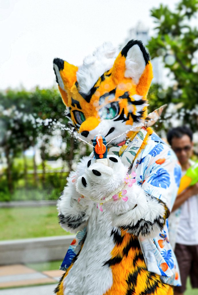 Ryusuke6351's tweet photo. Would you like to get sprayed? I'll give you a good soak 🔫💦 
#songkran2024 #WaterFestival2024 

📷: @TaiRa_alpha https://t.co/uk9yhxAvj2