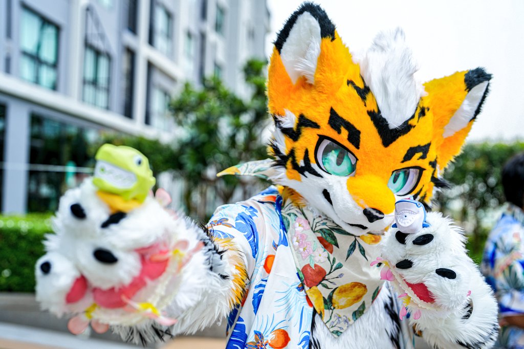 Ryusuke6351's tweet photo. Would you like to get sprayed? I'll give you a good soak 🔫💦 
#songkran2024 #WaterFestival2024 

📷: @TaiRa_alpha https://t.co/uk9yhxAvj2