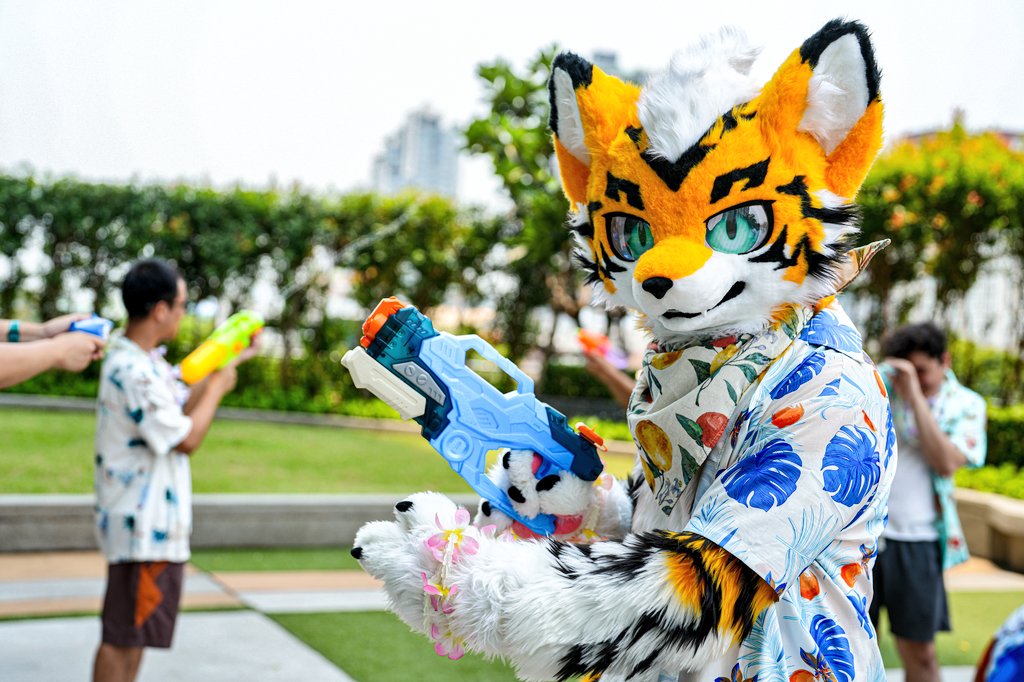 Ryusuke6351's tweet photo. Would you like to get sprayed? I'll give you a good soak 🔫💦 
#songkran2024 #WaterFestival2024 

📷: @TaiRa_alpha https://t.co/uk9yhxAvj2