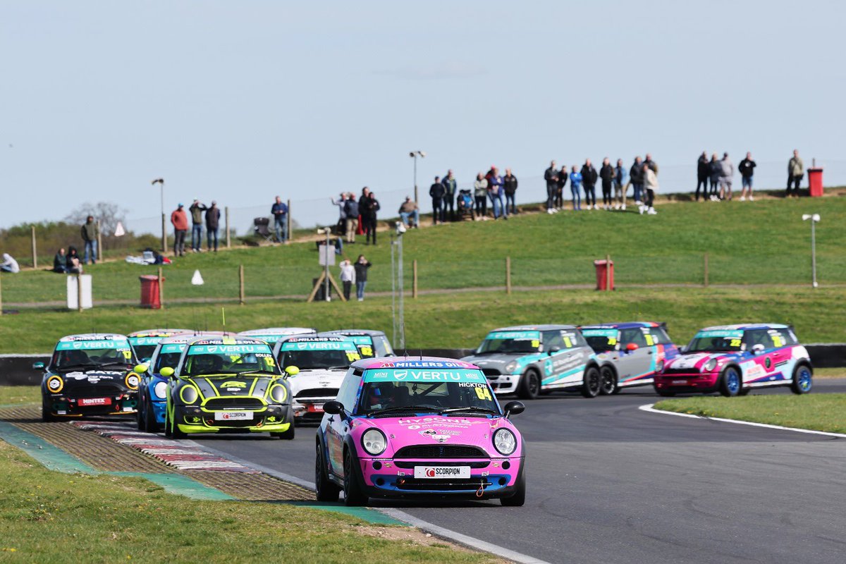 HARRY HICKTON DOUBLES UP IN SNETTERTON FINALE Harry Hickton made it two wins from three at Snetterton as Westbourne Motorsport completed a clean-sweep in the opening weekend of the new Vertu MINI CHALLENGE season. Read more: minichallenge.co.uk/2024/04/14/har…