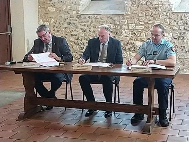 gendarmerie_076's tweet image. signature du protocole de participation citoyenne de la commune de Sainte Hélène Bondeville par M. QUENEHERVE, sous-préfet du Havre, le chef d’escadron DANTEC, commandant la compagnie de de gendarmerie de Fécamp et M. ROUSSELIN, maire de la commune.
#AVosCotes
@Prefet76