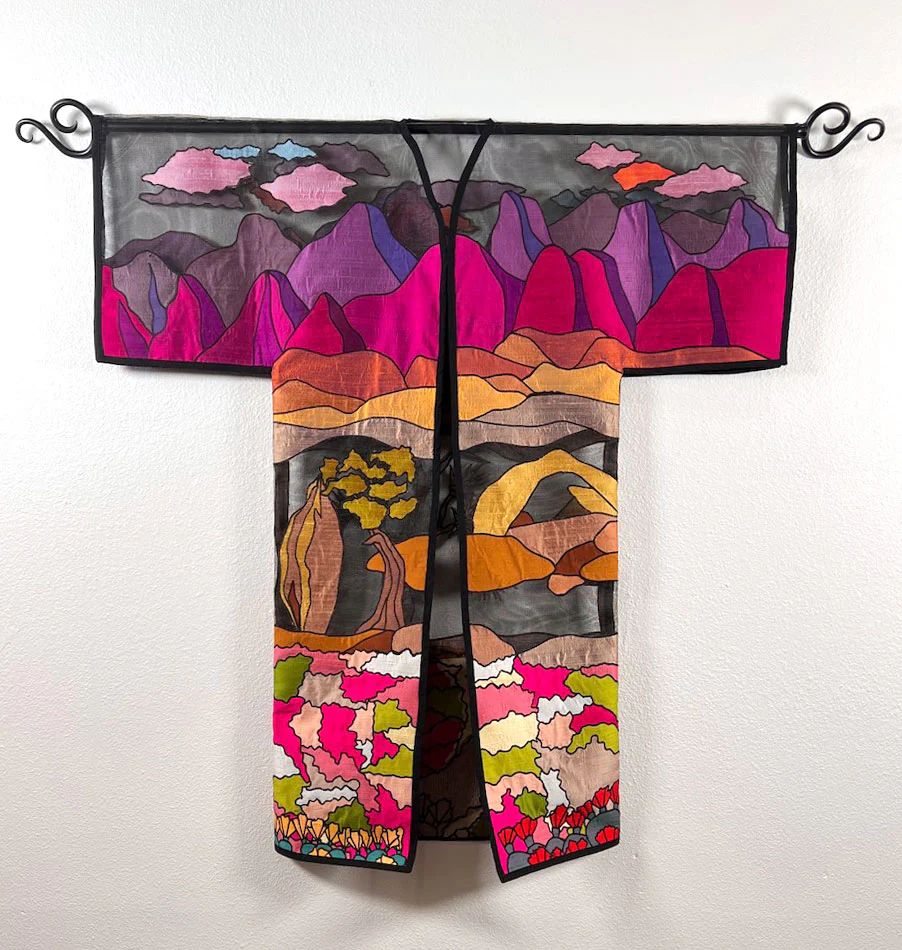 🖼️ @WadeSiscoGallery #ArtworkOfTheDay :
Laurie Schafer
Super Bloom From My Screen Door, 2022
Window screen appliqued with silk dupionni, 48' x 48'
#TexturalAbstract 
Collect It Now: buff.ly/49yXszx 
.
#JoshuaTreeArt #PalmSpringsStyle #TexturalFashion #SilkDupioni