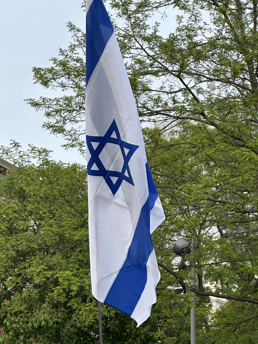 Circa 100 - 150 Personen bei der israelsolidarischen Kundgebung @JuFoDIG-Leipzig. Gut so! 🇮🇱 #le1404