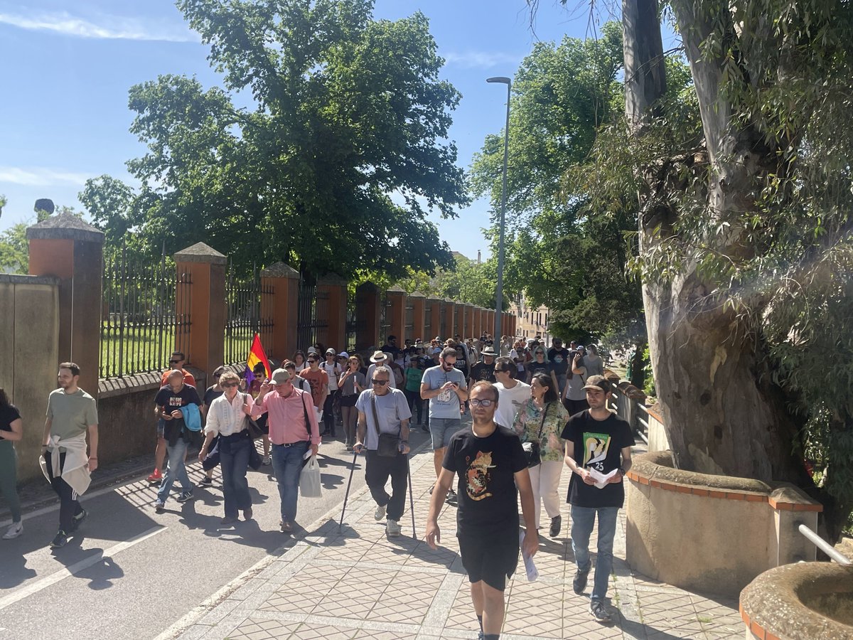 Amececa's tweet photo. En torno a un centenar de participantes se han sumado este domingo 14 de abril a la Ruta de la Represión Franquista en Cáceres organizada por AMECECA. https://t.co/BCbmdrUXAQ