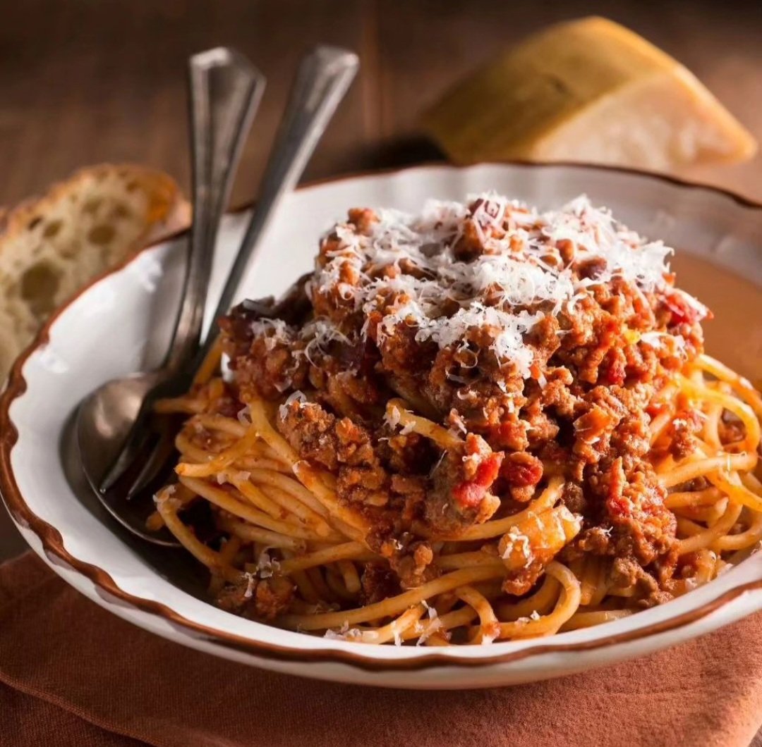 Spaghetti Bolognese: a warm hug in edible form. Who else agrees? 🤗🍝 
#comfortfood #queenspasta #toronto #pasta #comfortfood #foodlover #heartofcanada #supportlocal #madeinontario