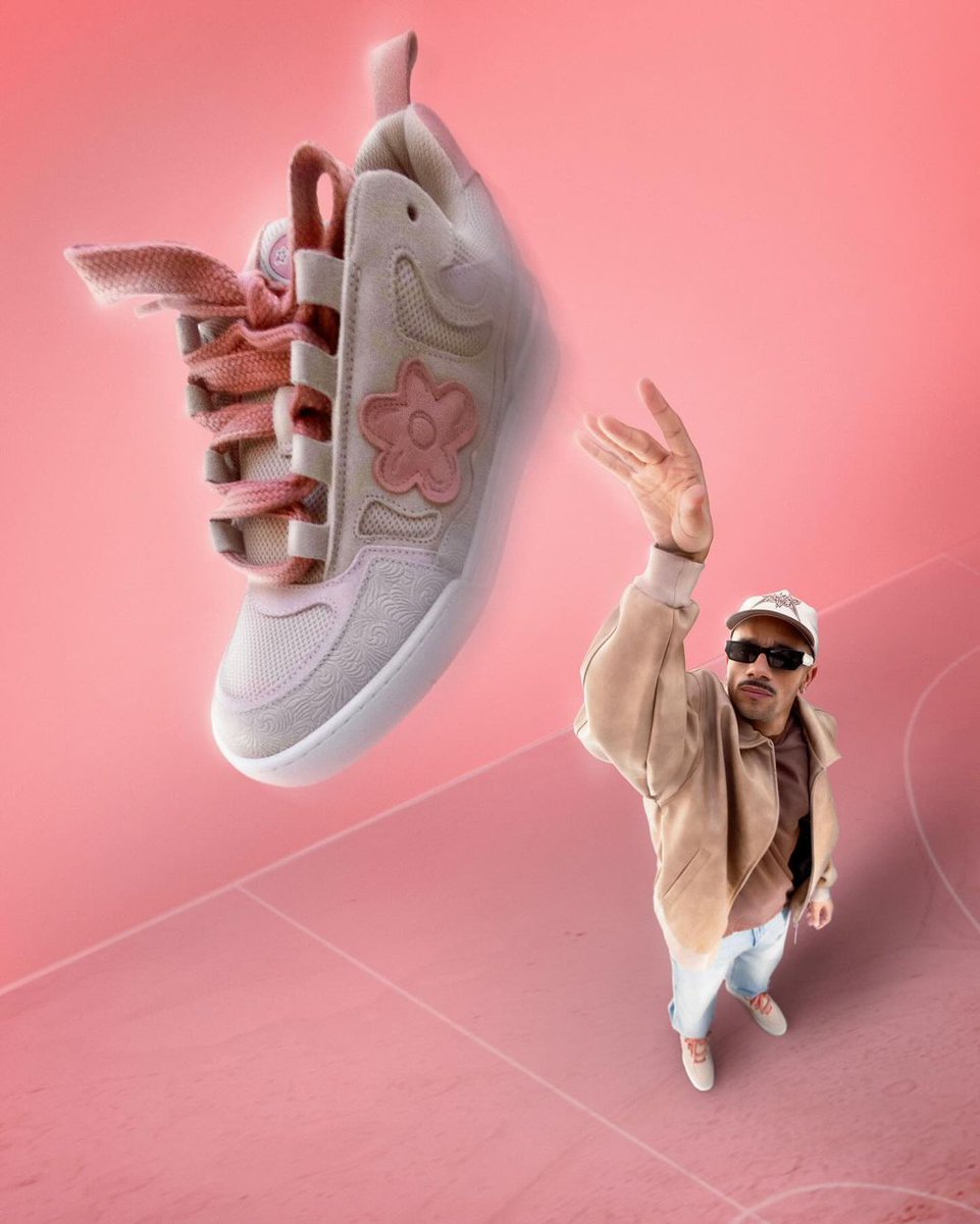 Mister V, en collaboration avec Sneakmart et Flower Instincts, lance aujourd’hui une série de sneakers exclusives sous sa marque Pizza Delamama🍕🇮🇹

Fidèle à son personnage de Kevino Delamama, le youtubeur a réalisé cinq coloris uniques en référence à des pizzas : la Green