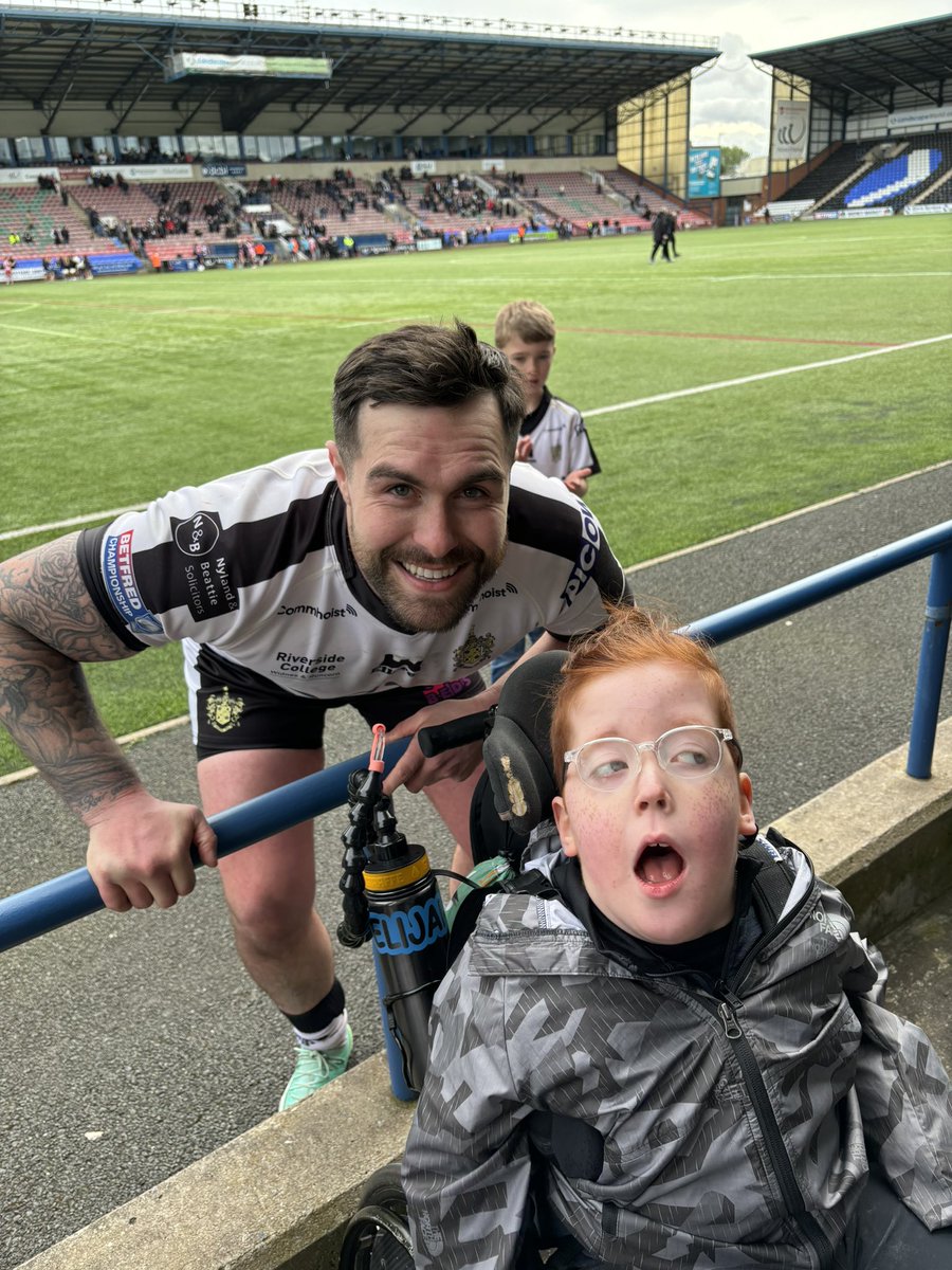 lindsey_u's tweet photo. Well done @WidnesRL thanks @mattyfozard for coming over and getting a photo with Elijah. Some of the other players need to go to the other end were people are waiting who can’t get to the other end for photos with the players. https://t.co/Er4zRFlBCC