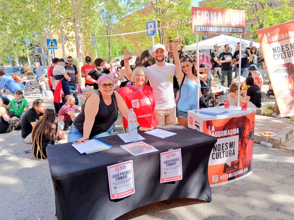 Casi 1500 firmas recogidas en la paella republicana del @AteneoVallekas Equipazo de @podbienestarani @PAEstatal!! 🤜🤛 @bego_rojas @castro_montoro @Albino @SoledadCrisMar @NoEsMiCultura #NoEsMiCultura