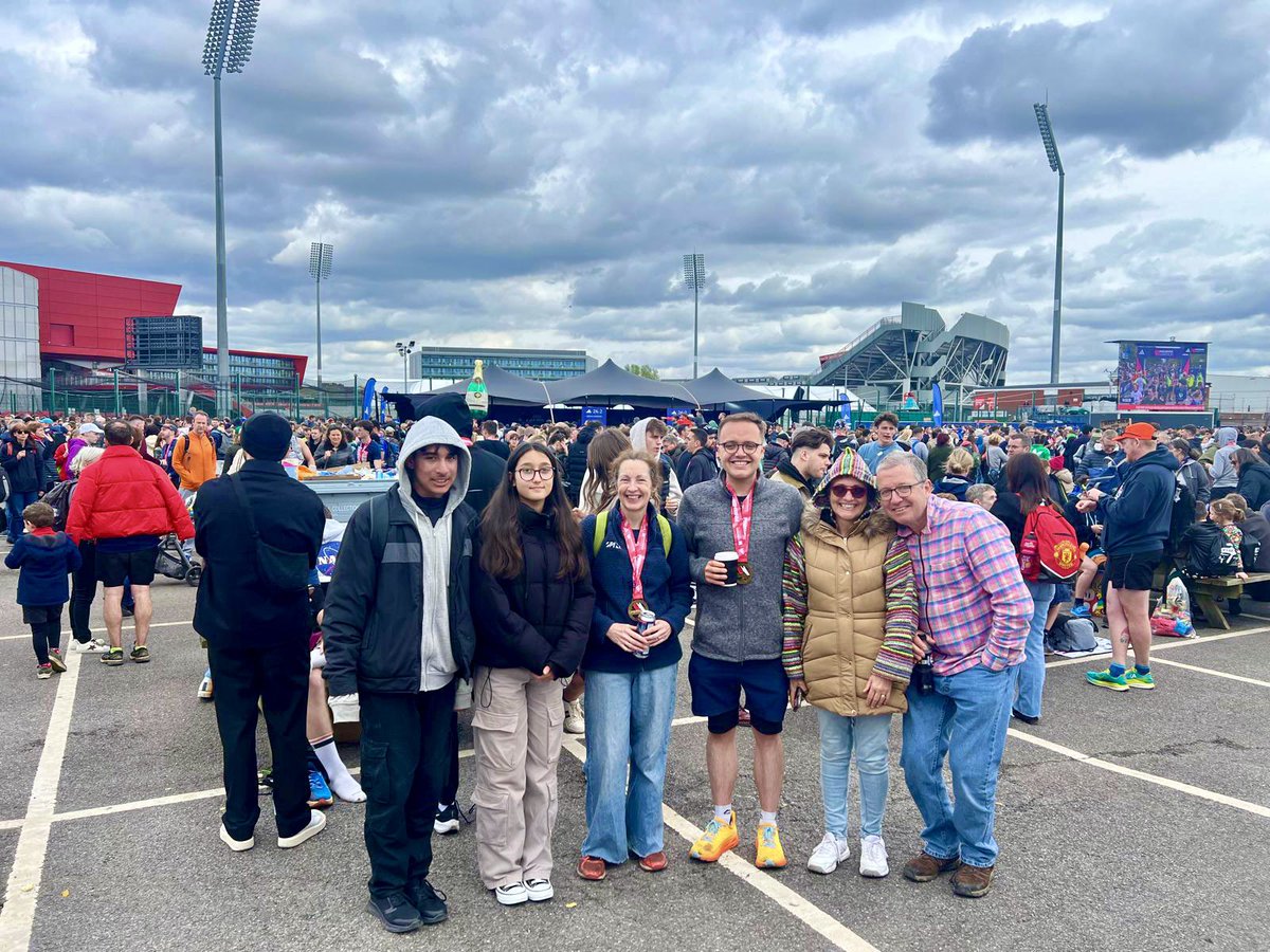 Delighted to have completed #ManchesterMarathon! First time I’ve ever run this distance, so delighted to get a time on the board. The support the whole of the way around was phenomenal, especially the rousing @AndyBurnhamGM at the beginning! 🌹 #MANCHESTER