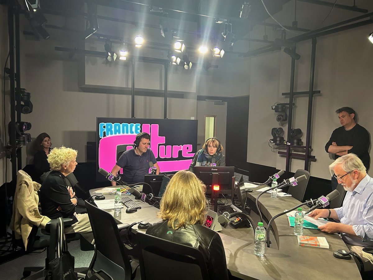 @VincentMontagne est l'invité de Frédéric Martel et Emmanuel Paquette dans Soft Power sur @franceculture, aux côtés de @cecileprieur et @nvulser 🎙 Retour sur le @festival_livre et le succès de la 3e édition qui se termine ce soir 📚