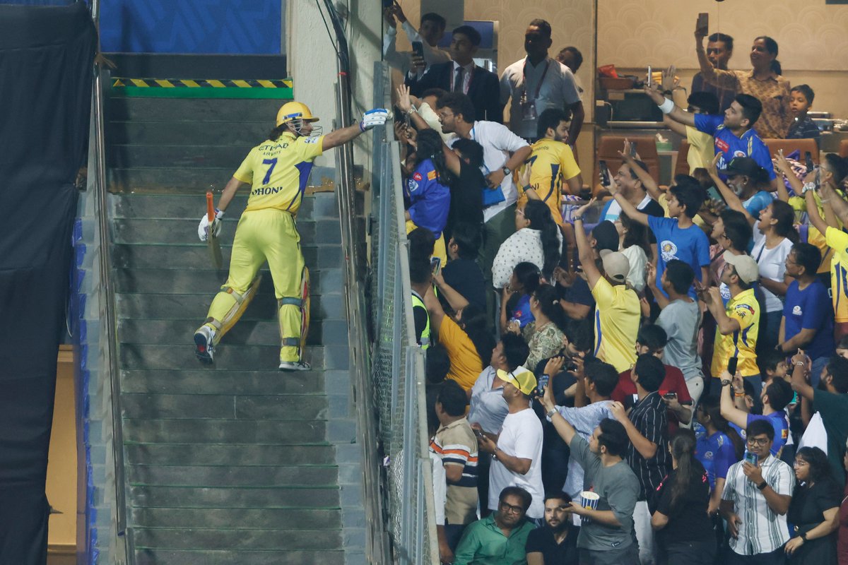 Making the fans' day with big hits & much more! ☺️ Just MSD things 🙌 Follow the Match ▶️ bit.ly/TATAIPL-2024-29 #TATAIPL | #MIvCSK | @msdhoni | @ChennaiIPL