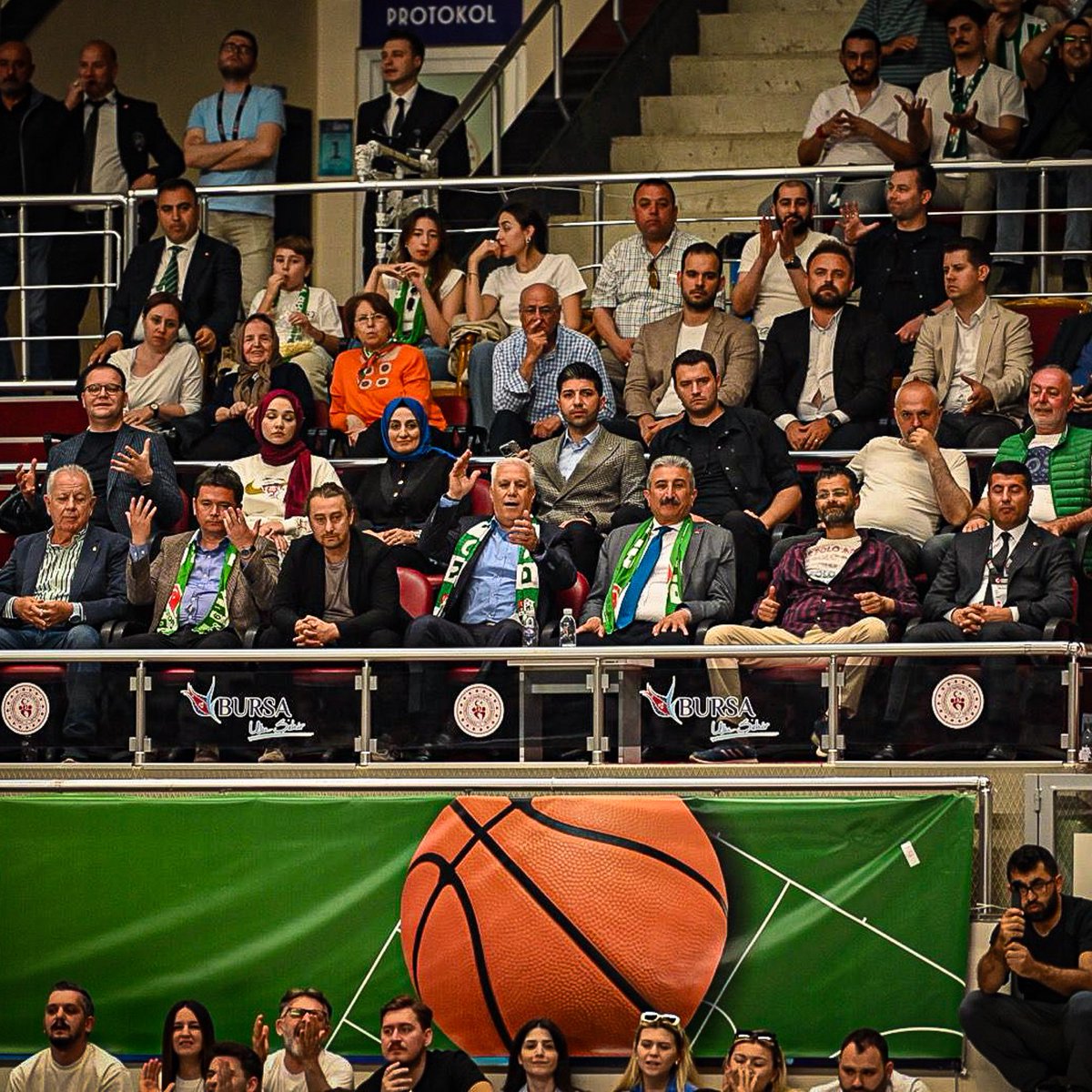 Bursa Büyükşehir Belediye Başkanı Mustafa Bozbey, basketbolda da Bursaspor'u yalnız bırakmadı! Bozbey, bütün biletleri satın alıp, taraftarın Manisa maçına ücretsiz girmesini sağlamıştı... #Bursa #Bursaspor