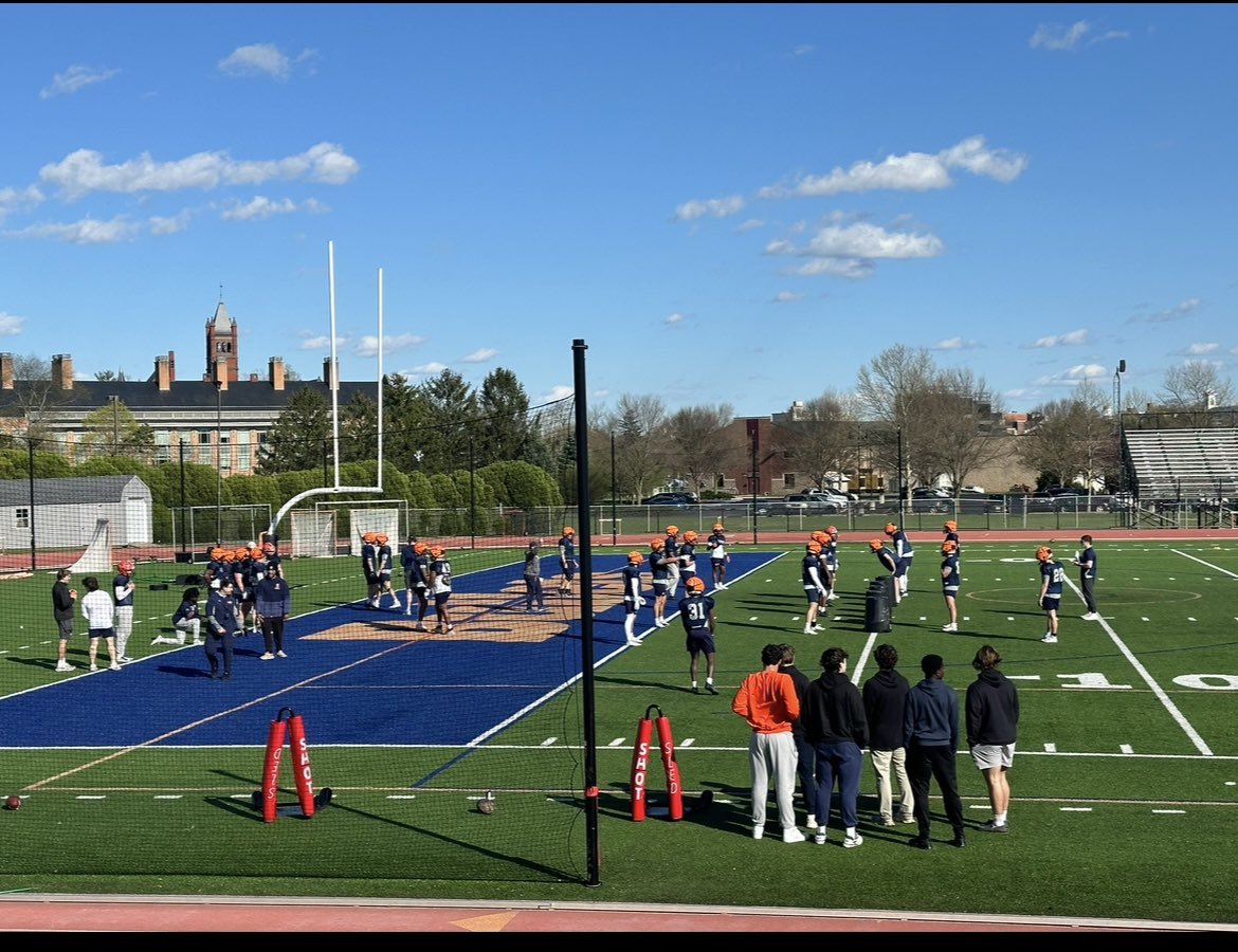 Had a great time at @GburgFB Football. Thank you @CoachE_22 for having me. @gainesvillefoo1 @coachbruton @cage_tre @gomvb @ThedealFitness