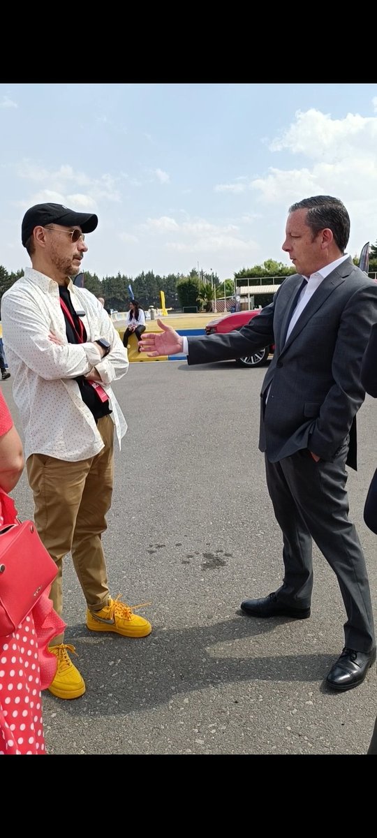 RaulFerraezP's tweet photo. Con Diego Camargo, Director General de @BMWMex en el #TrackWeek de @LideresMexicano.
@BMW #lideres #bmw #bmwmexico #leadership https://t.co/VaKmUaJA7I