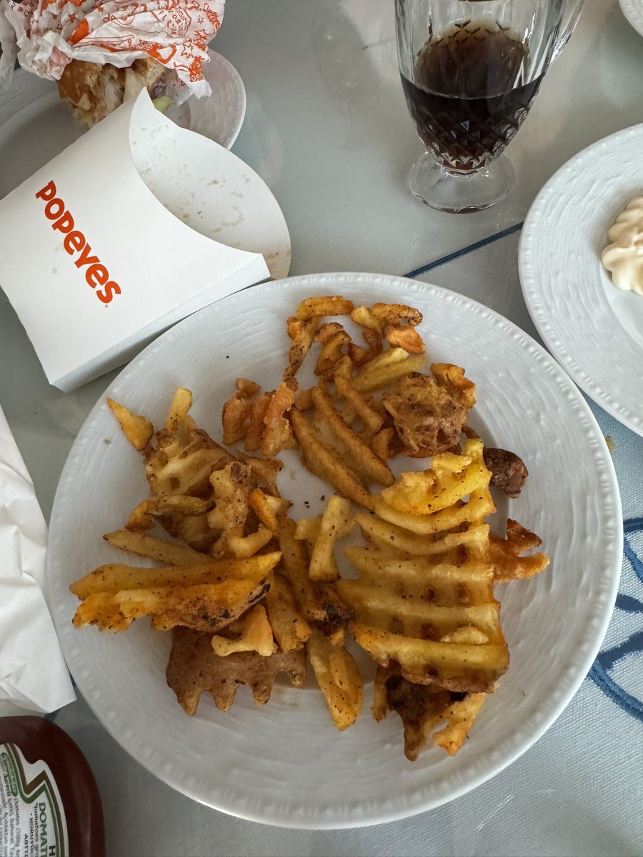 mehmetc07's tweet photo. Evde çocuklara hamburger söylersin ve koskoca diye düşündüğümüz firmalar size küflü hamburger yollasın harikasınız, sonra küflü olanı yenisi ile değiştirelim diyorlar. Benim çocuklarım bir daha sizden gelen hiçbir şeyi yemez @PopeyesTR @Popeyes @yemeksepeti https://t.co/WcEseQwycj