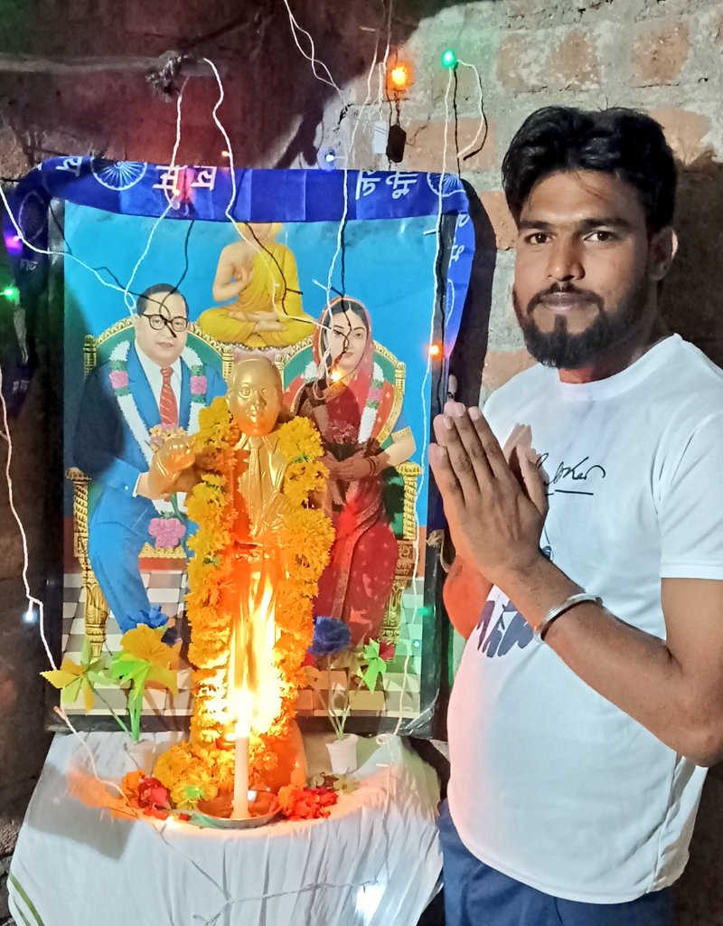 RohitSurya_ASP's tweet photo. आज बाबा साहब डॉ.B.R अंबेडकर जी की 133 वी जयंती पर अपने परिवार के साथ बाबा साहब के चित्र पर  पुष्प माल्यार्पण कर नमन किया और सबको मिठाई खिलाकर बहुत धूमधाम से आम्बेडकर जयंती मनाई गई।

 पुन: आप सभी भीम जयंती की हार्दिक मंगलकामन्ये!💐
 #AmbedkarJayanti2024 #celibrate #HBDAmbedkar https://t.co/GhEIgP05LJ