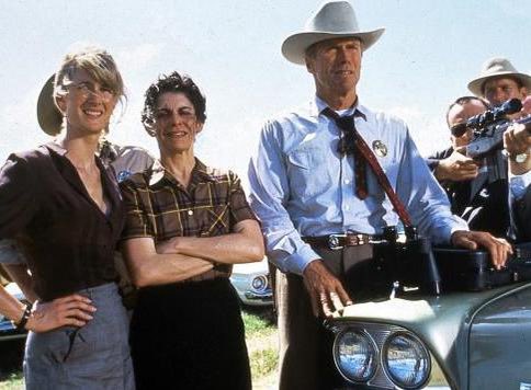 À 21h sur @ARTEfr, Clint Eastwood offre avec Un monde parfait (1993), un de ses rôles les plus poignants à Kevin Costner : celui d’un prisonnier en cavale avec un petit garçon. A leurs trousses, Clint Eastwood en texas rangers et Laura Dern criminologue dans une Amérique en crise